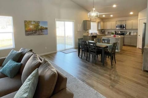 Beautiful New House centrally located with all the comforts of home! Haus in Meridian