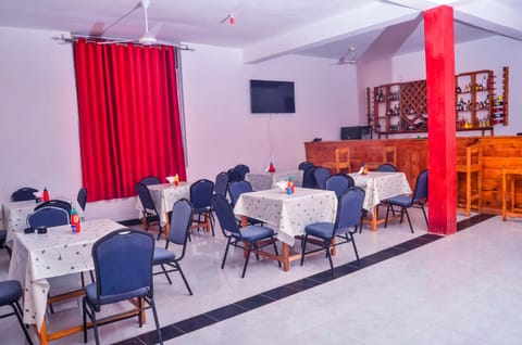 Restaurant/places to eat, Communal lounge/ TV room, Lounge or bar, Seating area, Evening entertainment