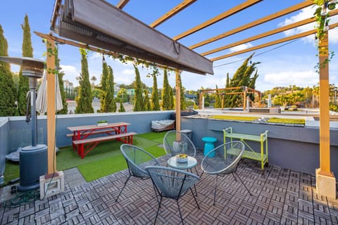 Chic, Modern Silver Lake Oasis with Rooftop Panoramic DTLA Views & Private Garage Chalet in Echo Park
