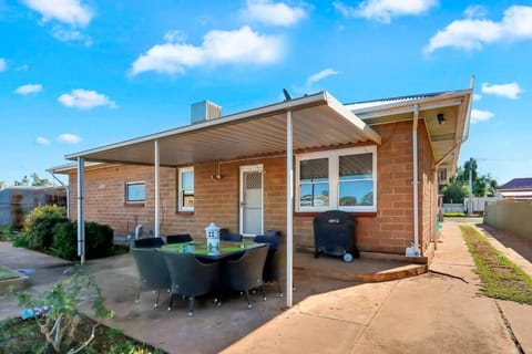 Mabel’s retreat 4 bedrooms,Wifi,Netflix,Kayo House in Broken Hill