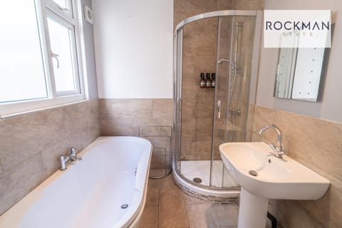 Northumberland House 5 Bed Apartment Close To Beach with Parking by RockmanStays Condo in Southend-on-Sea