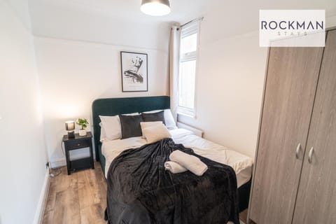 Northumberland House 5 Bed Apartment Close To Beach with Parking by RockmanStays Condo in Southend-on-Sea