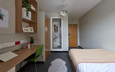 For Students Only Trendy Non-ensuite Rooms at Northernhay House in Exeter Hostel in Exeter