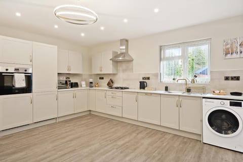 Luxurious 4 Bed House, Solihull, NEC, Airport, Business & Leisure Stays - Wisteria House House in Shirley