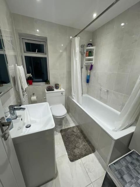 2 Bedroom House - West London House in Southall