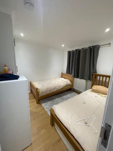 2 Bedroom House - West London Maison in Southall