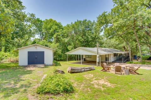 Pet-Friendly Mabank Home with Lake View and Decks! Maison in Cedar Creek Reservoir