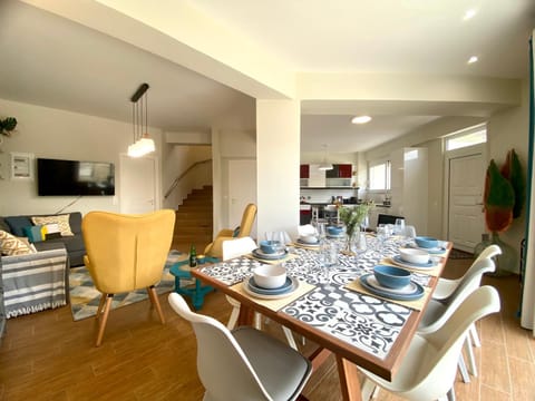 TV and multimedia, Living room, Seating area, Dining area