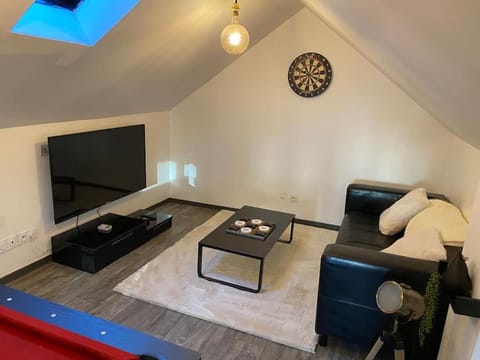 Communal lounge/ TV room, Darts, TV and multimedia, Seating area