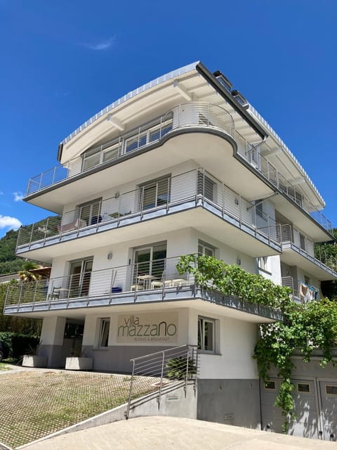 Property building, Day, Balcony/Terrace, Parking