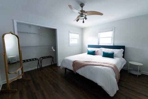 Relaxing 5-Bedroom Villa with Outdoor Oasis Chalet in Bay Saint Louis