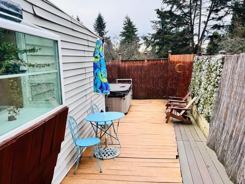 Tiny House with private Hot Tub near Seattle House in Lake Forest Park