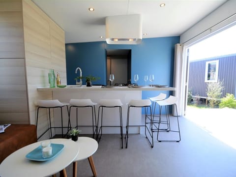 Mobil-home familial 40m² avec piscine chauffée, 200m de la plage, 6 pers, 3 ch, 2 sdb, terrasse - FR-1-361A-53 House in Jullouville