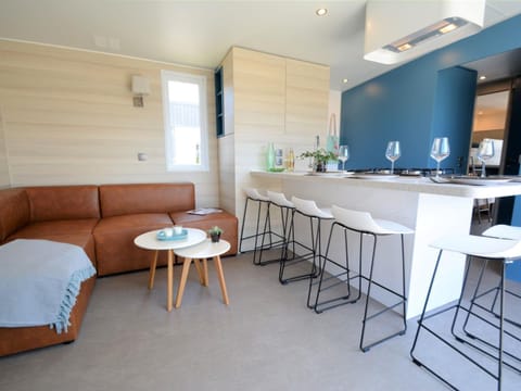 Mobil-home familial 40m² avec piscine chauffée, 200m de la plage, 6 pers, 3 ch, 2 sdb, terrasse - FR-1-361A-53 House in Jullouville