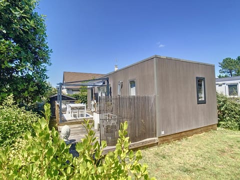 Mobil-home familial 40m² avec piscine chauffée, 200m de la plage, 6 pers, 3 ch, 2 sdb, terrasse - FR-1-361A-53 House in Jullouville