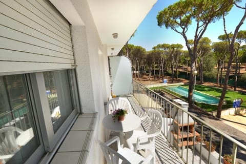 Property building, Day, Garden, View (from property/room), Balcony/Terrace, Dining area, Garden view, Pool view, Swimming pool