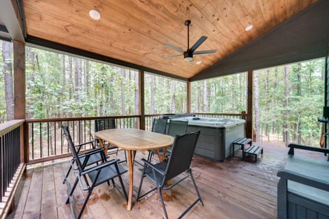 Sutton Ridge Cabin Rental Hot Tub and Swing Set! House in Broken Bow