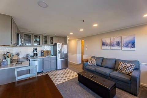 ML316 Stylish Modern! Breathtaking Mtn/Trail view Apartment in Snowshoe