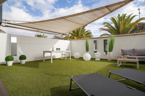 Patio, Day, Garden, Living room, Seating area, Garden view, sunbed