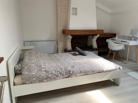 Bed, Photo of the whole room, hair dresser