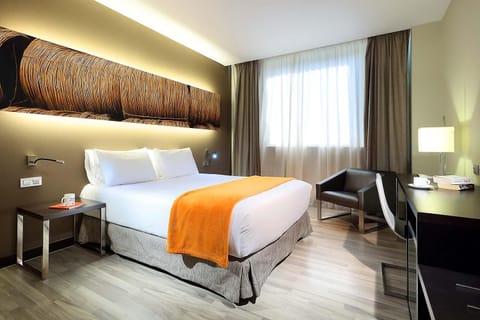 Bed, TV and multimedia, Decorative detail, Seating area, Bedroom, Area and facilities