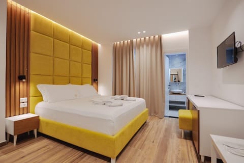 Bed, TV and multimedia, Photo of the whole room, Bedroom, towels