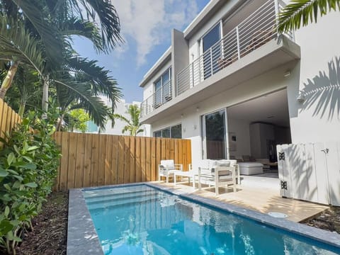 The Modernista 1 - Luxury Villa with Private Pool House in Coconut Grove