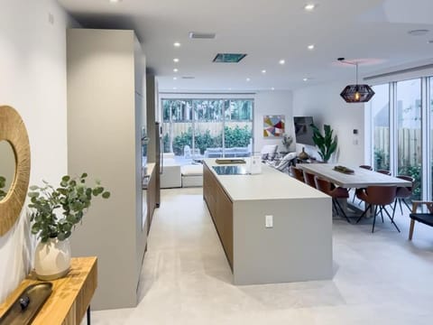 The Modernista 2 - Large Townhome with Pool and Parking Haus in Coconut Grove