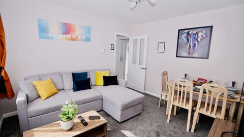E2M Stays Beautiful House Close To Heathrow Airport- Walking Distance To Thames River Casa in Egham