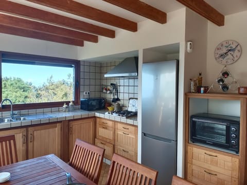 Kitchen or kitchenette, Dining area, minibar, pet friendly, stove