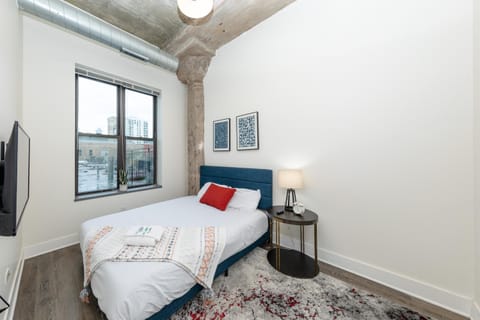 McCormick Patio skyline unit for up to 6 guests with optional Parking Condo in South Loop