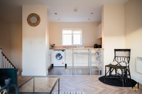 'Nomadic Nest' 2-Bed Executive Coach House + Free Parking! Apartment in Reading