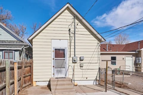 This little house close to hospital,downtown & CFD Condo in Cheyenne