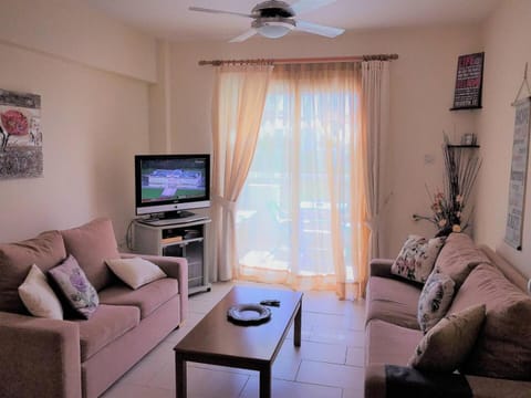 Andros Apt 2 Bed, Free Wi-fi, Safe, Complex Pool Apartment in Paralimni