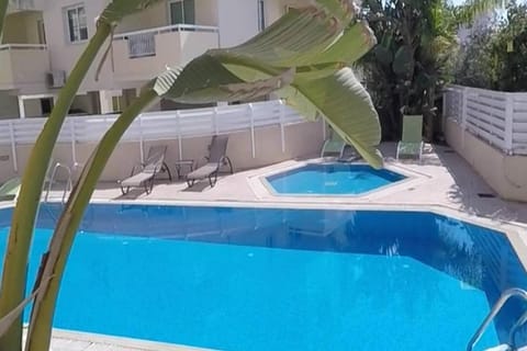 Andros Apt 2 Bed, Free Wi-fi, Safe, Complex Pool Apartment in Paralimni