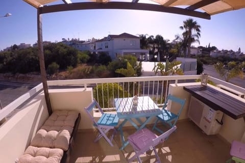 Andros Apt 2 Bed, Free Wi-fi, Safe, Complex Pool Apartment in Paralimni