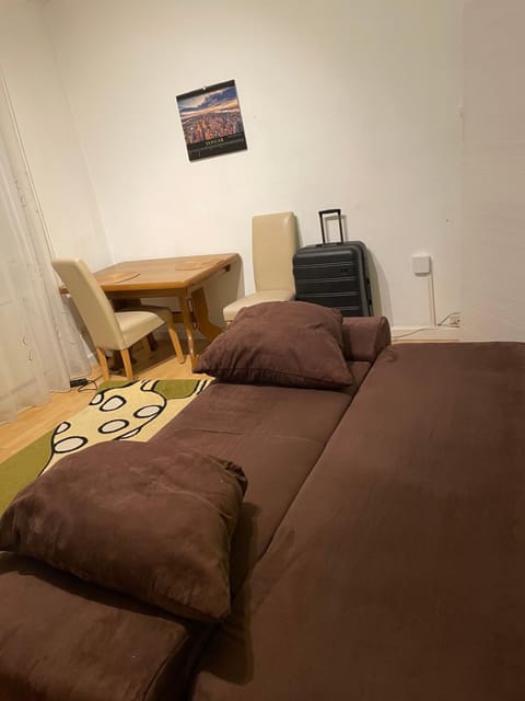 Big room for 2 pers, 9 min to trade fare, FREE parking Vacation rental in Frankfurt