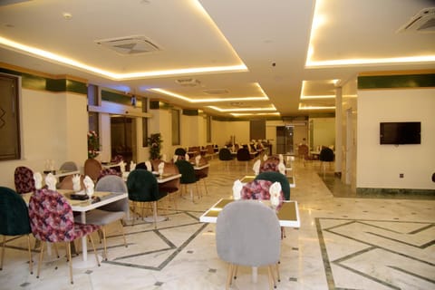 Restaurant/places to eat, Banquet/Function facilities, Seating area