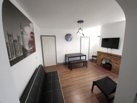 Kensington Stories - 4 Bed House Apartment in Watford