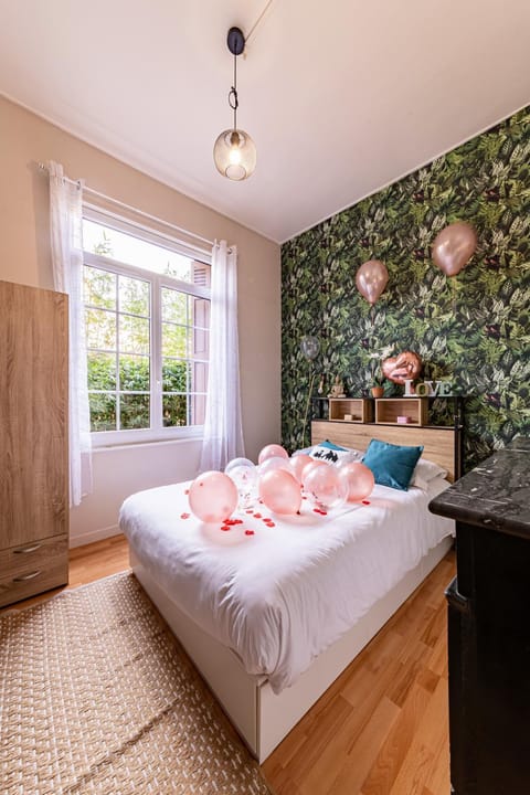 Bed, Photo of the whole room, Decorative detail, Bedroom, towels