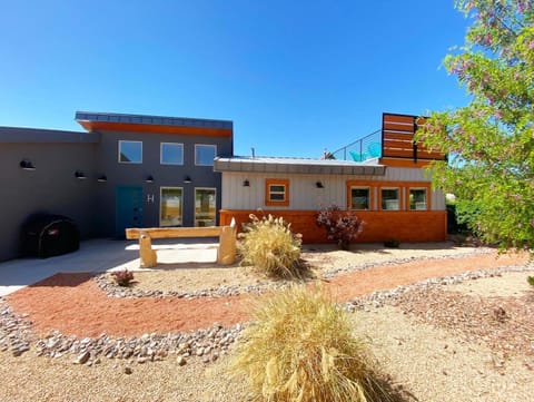 Timber & Tin H 2Bed 2Bath w Pool & Rooftop Deck House in Kanab