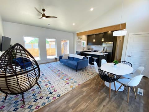 Timber & Tin H 2Bed 2Bath w Pool & Rooftop Deck Casa in Kanab