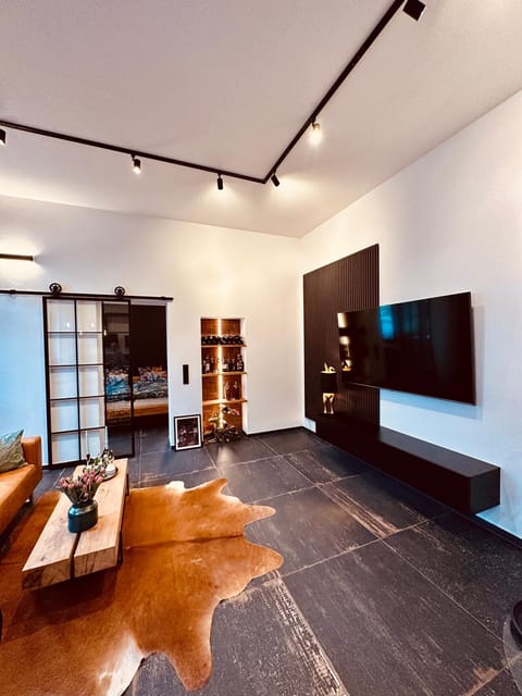 Communal lounge/ TV room, TV and multimedia, Living room, Seating area, Evening entertainment