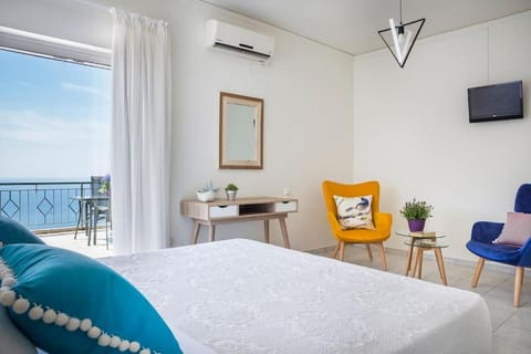 TV and multimedia, Photo of the whole room, Bedroom, Sea view, air conditioner