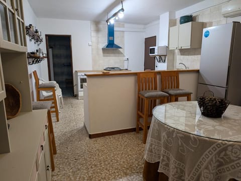 Kitchen or kitchenette, Dining area, stove