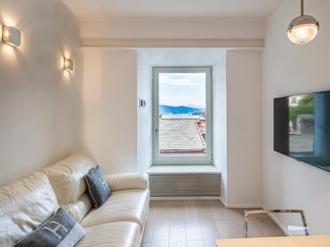 Natural landscape, TV and multimedia, Living room, Seating area, Evening entertainment