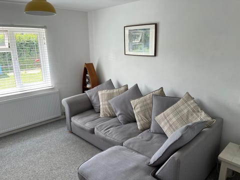 Spacious one bed apartment in a quiet leafy close. Apartment in Barnstaple