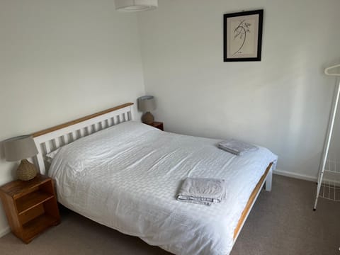 Spacious one bed apartment in a quiet leafy close. Apartment in Barnstaple