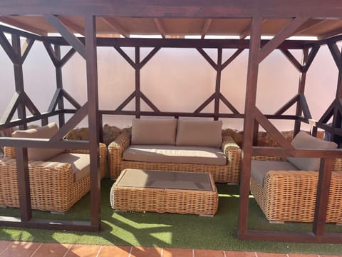 Casa Piedra, Luxury Family Front Line Golf, Hot Tub,Pool Table, 8 pers, Caleta de Fuste Villa in Maxorata