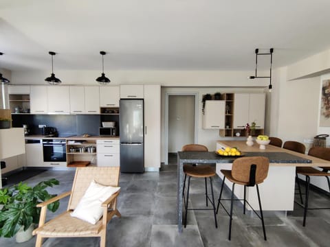 Kitchen or kitchenette, Living room, Seating area, Dining area